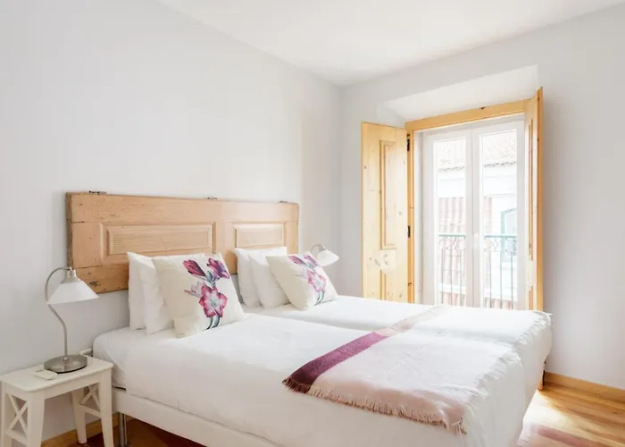 Апартаменты Amazing Rooftop Terrace With River And Historic View 4 Bedrooms 4 Bathrooms Ac 19th Century Building Chiado *