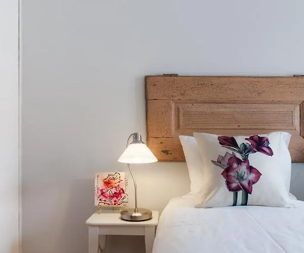 Апартаменты Amazing Rooftop Terrace With River And Historic View 4 Bedrooms 4 Bathrooms Ac 19th Century Building Chiado