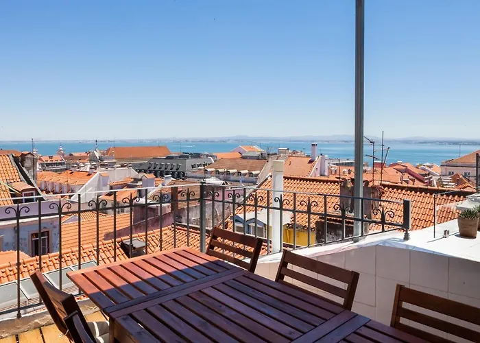 Апартаменты Amazing Rooftop Terrace With River And Historic View 4 Bedrooms 4 Bathrooms Ac 19th Century Building Chiado Лиссабон