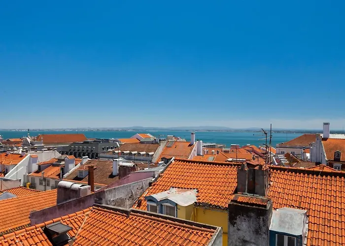 Amazing Rooftop Terrace With River And Historic View 4 Bedrooms 4 Bathrooms Ac 19th Century Building Chiado 아파트 *